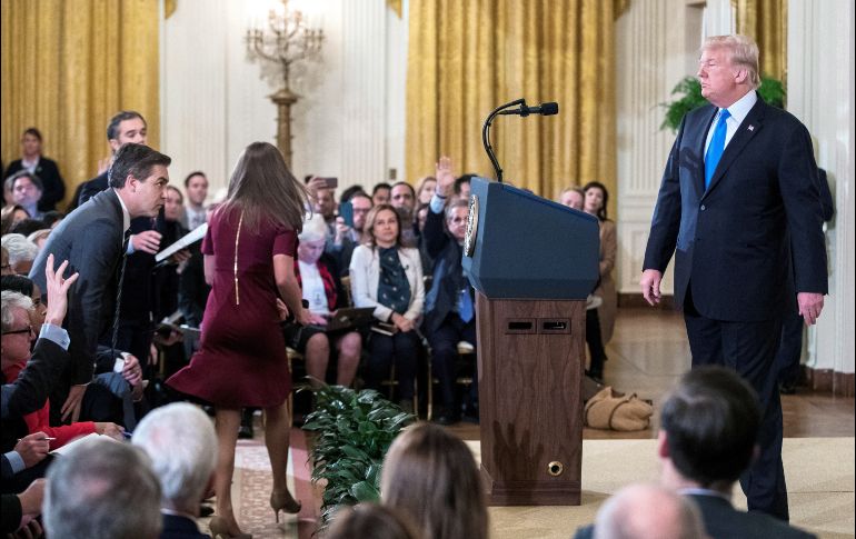 El presidente de Estados Unidos, Donald J. Trump (d), ve al reportero de la CNN Jim Acosta (i) durante una conferencia de prensa en la Casa Blanca en Washington, DC, el 7 de noviembre. El acceso a la prensa de la Casa Blanca de Acosta fue revocado después de que se enzarzó en un tenso tira y afloja con Trump, quien le pidió que dejara el micrófono. EFE/E. Lesser