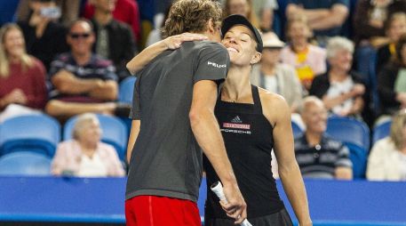 Zverev y Kerber celebran tras acceder a la final en la que tendrán por rivales a los suizos Roger Federer y Belinda Bencic. EFE / T. McDonough