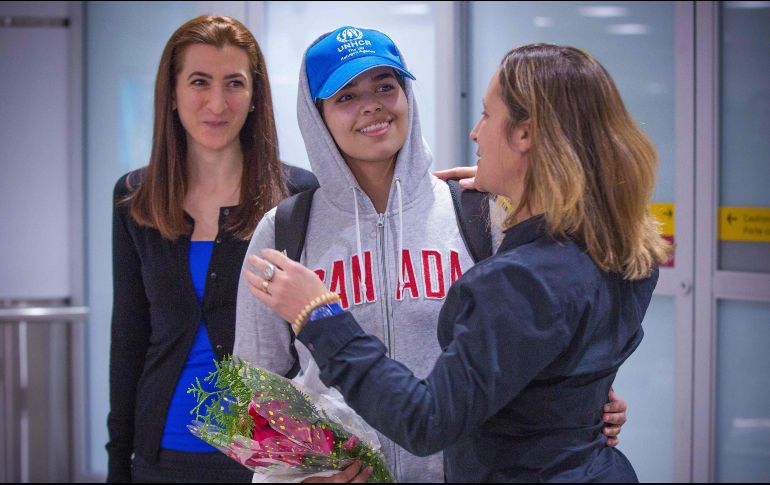 Freeland comentó a los periodistas que esperaban la llegada de la joven de 18 años, que vestía una gorra azul y una chaqueta deportiva con la palabra 