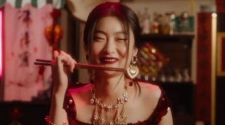 En los vídeos se ve a la modelo comer platillos típicos de la cocina italiana con palillos chinos. INSTAGRAM / @dolcegabbana