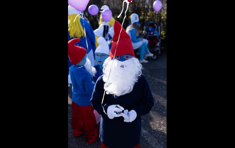 Un menor como papá pitufo.