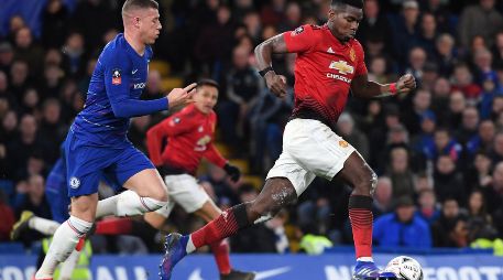 Paul Pogba (d) de Manchester United escapa de la marca de Ross Barkley (i) de Chelsea este lunes durante un partido de la FA Cup. EFE/A. Rain