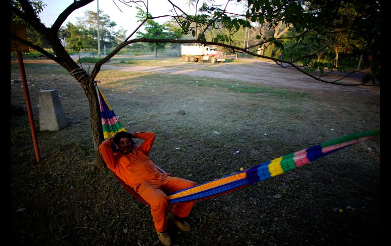 Un trabajador de Pemex descansa en un área de la paraestatal. REUTERS/A. Meneghini