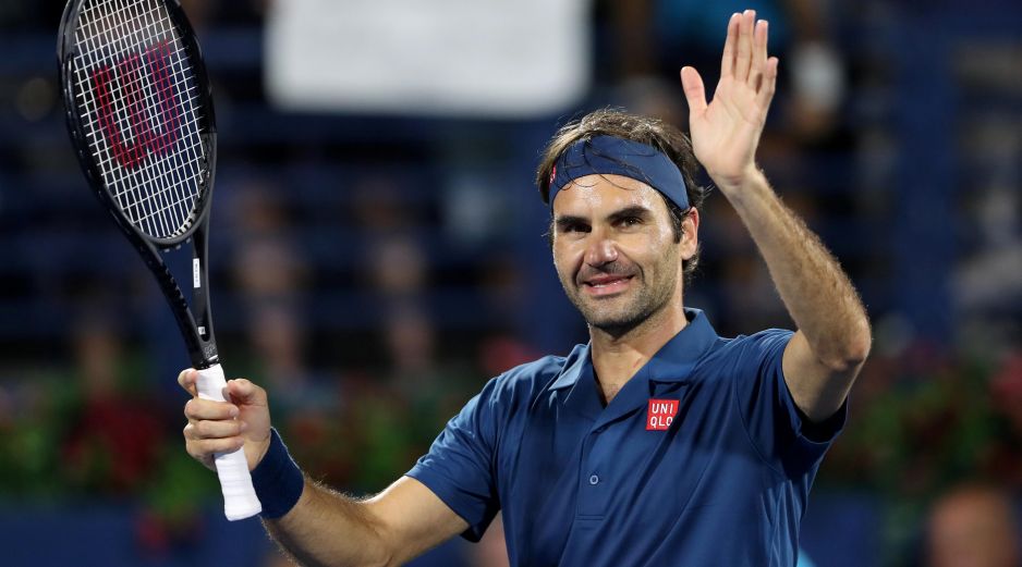 El helvético, en busca del título número cien de su carrera, avanzó a los cuartos de final del torneo de Dubái con otro difícil triunfo. REUTERS / A. Jadallah