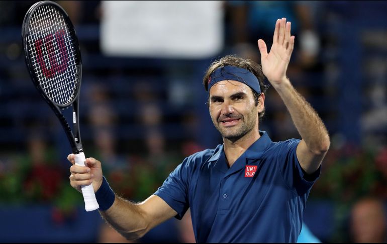 El helvético, en busca del título número cien de su carrera, avanzó a los cuartos de final del torneo de Dubái con otro difícil triunfo. REUTERS / A. Jadallah