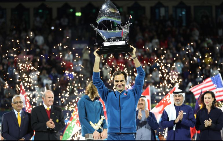 A sus 37 años, el helvético levanta su primer trofeo desde que se impusiera en Basilea en octubre de 2018, y se convierte en el segundo jugador de la era moderna del tenis en alcanzar los 100 trofeos. REUTERS / A. Jadallah