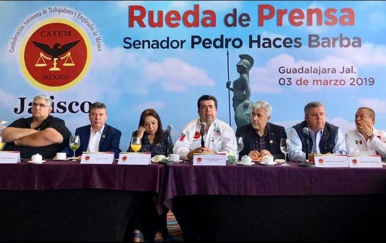 En el acto estuvieron presentes otros senadores de Morena. TWITTER / @PedrohacesO