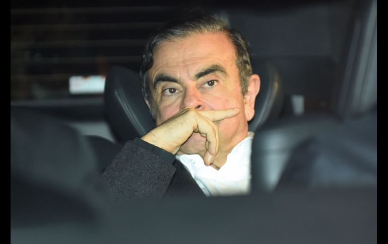 El expresidente de  Nissan, Carlos Ghosn, se ve tras salir de la oficina de sus abogados en Tokio, Japón. Ghosn fue liberado este miércoles de la prisión de Kosuge, luego de más de 100 días de detención, acusado de malversación financiera. AFP/K. Nogi