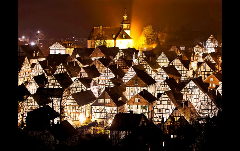 Casas se ven en la madrugada en Freudenberg, Alemania. AP/M. Probst