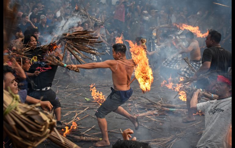 Hindúes participan en la tradicional actividad conocida como 