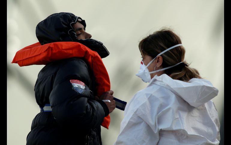 Una migrante se quita el chaleco salvavidas tras desembarcar en Valleta, Malta, luego de su rescate por parte de las Fuerzas Armadas de Malta. REUTERS/D. Zammit Lupi