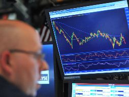 Calificadoras que siguen la conducción de Pemex, como Standard and Poor's, pasaron a negativa la valoración del riesgo de inversión. AFP/Archivo