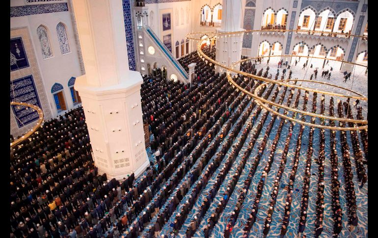 Musulmanes realizan las oraciones matutinas en la mezquita Camlica en Estambul, Turquía. El inmueble, creado por las arquitectas Bahar Mizrak y Hayriye Gül Totu, abrió hoy sus puertas tras seis años del inicio de su construcción. AFP/Y. Akgul