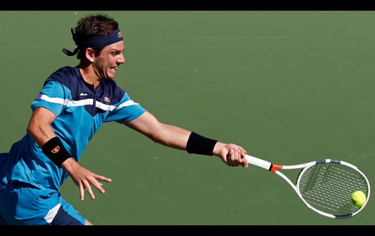 El tenista británico Cameron Norrie devuelve la bola al canadiense Felix Auger-Aliassime durante un encuentro del torneo de tenis de Indian Wells, en California. EFE/ L. Smith