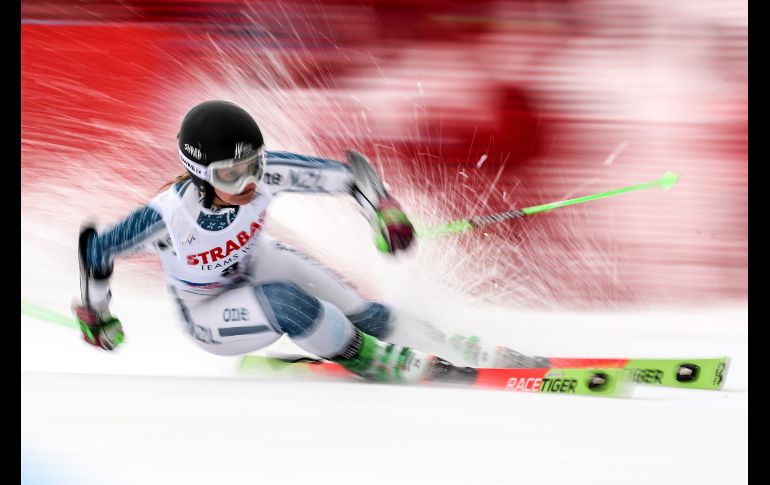 La neozelandesa Alice Robinson en acción durante la primera manga del gigante de la Copa del Mundo de Esquí alpino, disputada en Spindleruv Mlyn, República Checa. EFE/M.Divisek