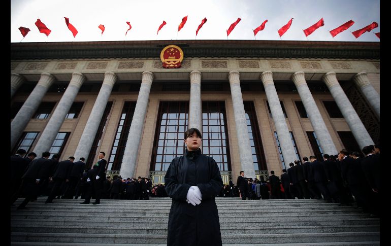 Una soldado vigila mientras delegados hacen fila en el Gran Salón del Pueblo, con el fin de asistir a la sesión de la Asamblea Popular Nacional de China en Pekín. AP/A. Wong