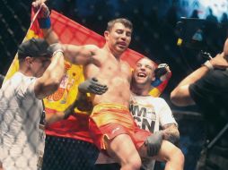 Ignacio Capella se erigió como el gran triunfador anoche en la arena Coliseo, al noquear en el primer asalto a Álvaro Herrera. EL INFORMADOR/G. Gallo