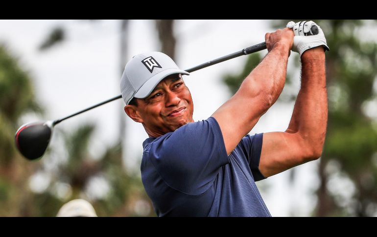 El estadounidense Tiger Woods golpea la bola durante un entrenamiento de cara al torneo The Players en Ponte Vedra Beach, Florida. EFE/T. Maury