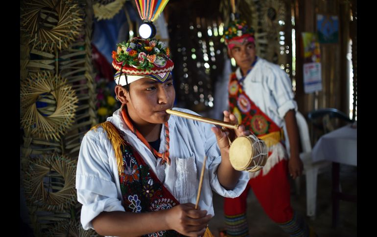 Indígenas totonacas realizan una ceremonia para solicitar permiso a los dioses para celebrar el Festival Cumbre Tajin, en Papantla, Veracruz. AFP / R. Arangua