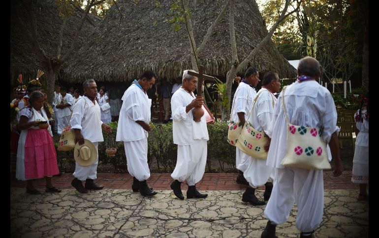 Indígenas totonacas realizan una ceremonia para solicitar permiso a los dioses para celebrar el Festival Cumbre Tajin, en Papantla, Veracruz. AFP / R. Arangua