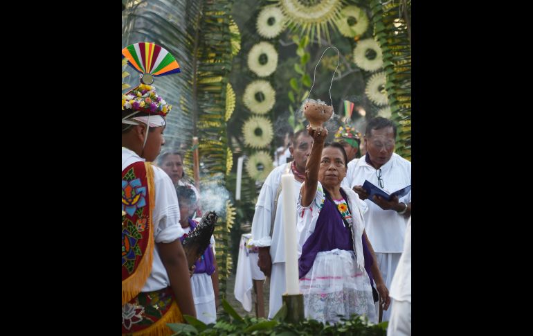 Indígenas totonacas realizan una ceremonia para solicitar permiso a los dioses para celebrar el Festival Cumbre Tajin, en Papantla, Veracruz. AFP / R. Arangua