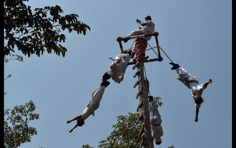 Indígenas totonacas realizan una ceremonia para solicitar permiso a los dioses para celebrar el Festival Cumbre Tajin, en Papantla, Veracruz. AFP / R. Arangua