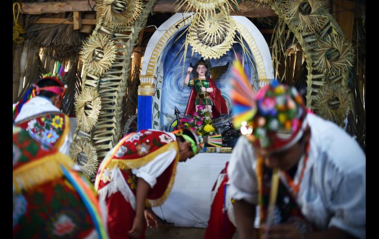 Indígenas totonacas realizan una ceremonia para solicitar permiso a los dioses para celebrar el Festival Cumbre Tajin, en Papantla, Veracruz. AFP / R. Arangua