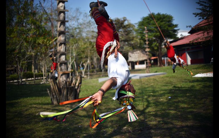 Indígenas totonacas realizan una ceremonia para solicitar permiso a los dioses para celebrar el Festival Cumbre Tajin, en Papantla, Veracruz. AFP / R. Arangua
