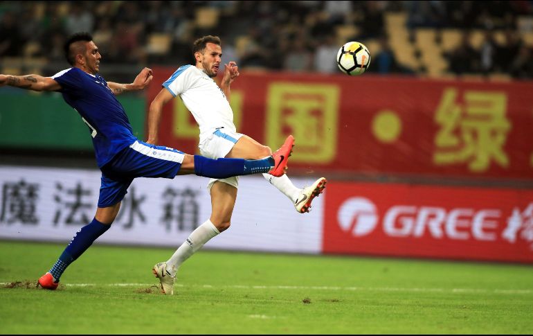 Cristian Stuani (derecha) fue el jugador clave de los charrúas. EFE/J. Lee