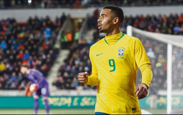 La figura. El delantero Gabriel Jesús celebra tras marcar uno de sus dos goles ayer ante la República Checa. EFE /