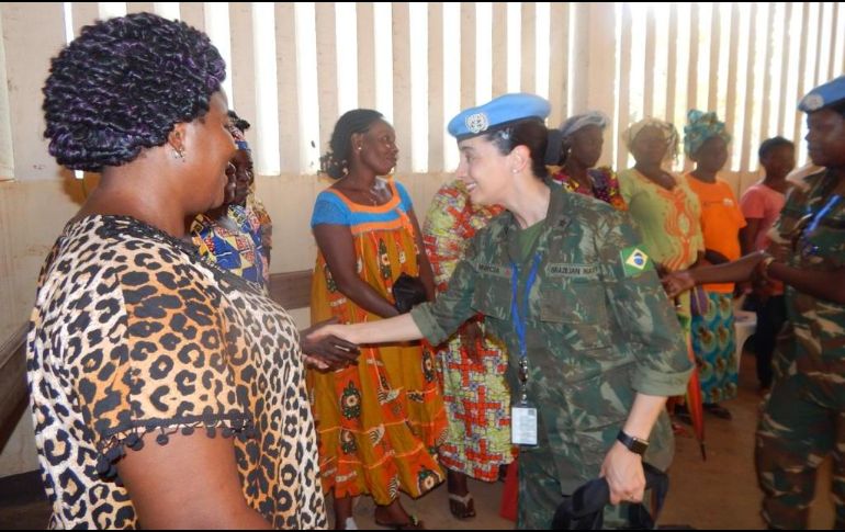 La Marina de Brasil publicó fotos en su Twitter de la mujer siendo felicitada y reconociendo su valor. TWITTER / @marmilbr