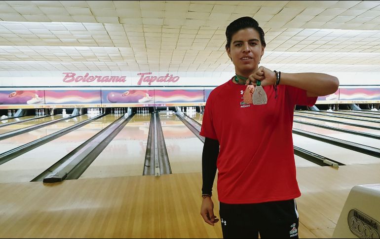 Maximiliano López muestra sus preseas obtenidas en París, en donde compitió gracias al esfuerzo de familiares y amigos. EL INFORMADOR / J. Robles