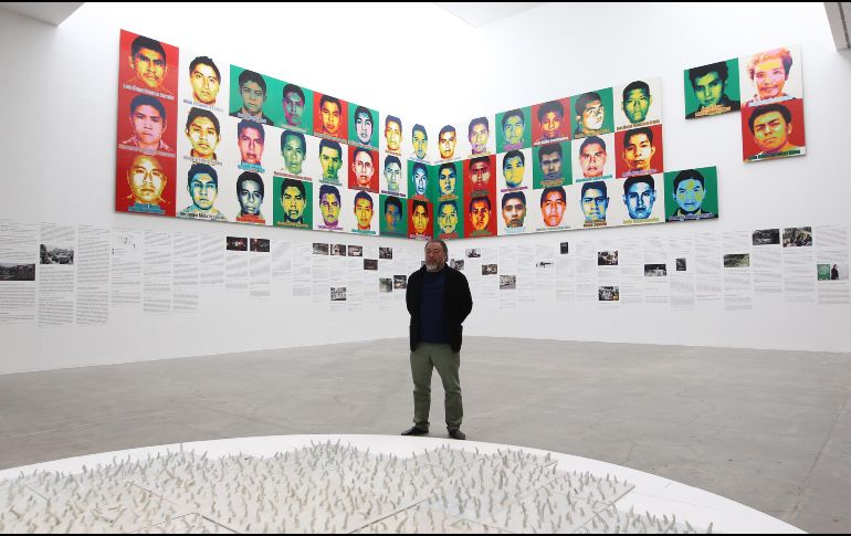 El artista chino Ai Weiwei posa al final de una rueda de prensa sobre su exposición 