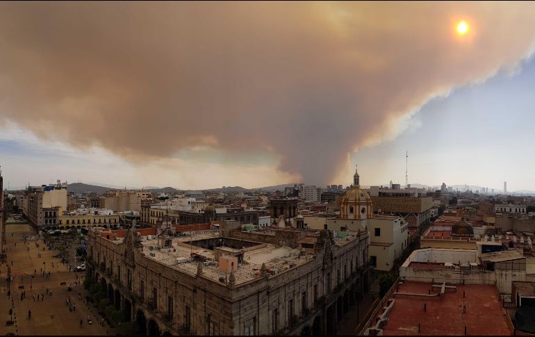 Aspecto de la zona Centro de Guadalajara debido al humo originado por el incendio. EL INFORMADOR