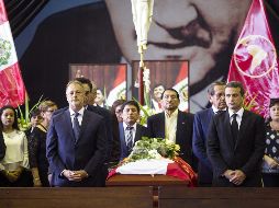 El alcalde de Lima, Jorge Muñoz, y el embajador de Venezuela, Carlos Scull, acuden este jueves a despedir al ex presidente peruano Alan García. EFE/E. Cavero