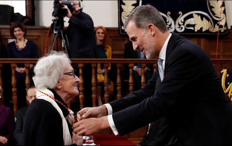 En la entrega en Madrid del Premio Cervantes 2018 a Ida Vitale, el rey recordó que la poeta tuvo que exiliarse desde Uruguay a México. EFE/Ballesteros