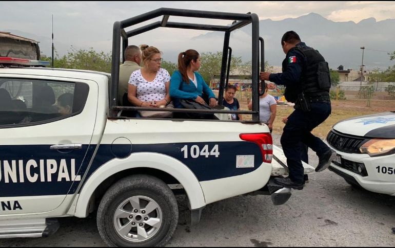 Patrullas de Seguridad Pública apoyan a usuarios y los trasladan a diversos sectores. TWITTER/@_CastilloHector
