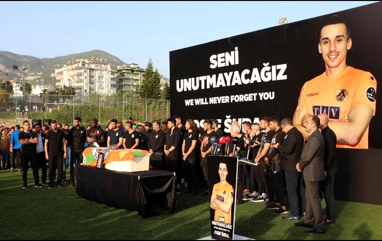 El futbolista del Alanyaspor, de 28 años, había resultado herido junto a otros seis jugadores, en el hecho ocurrido tras un partido oficial. AP /