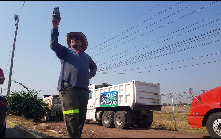 Fueron alrededor de 60 unidades las que partieron en caravana de la entrada del Aeropuerto de Guadalajara hacia el entronque de la carretera Santa Rosa - La Barca. EL INFORMADOR/ P. López