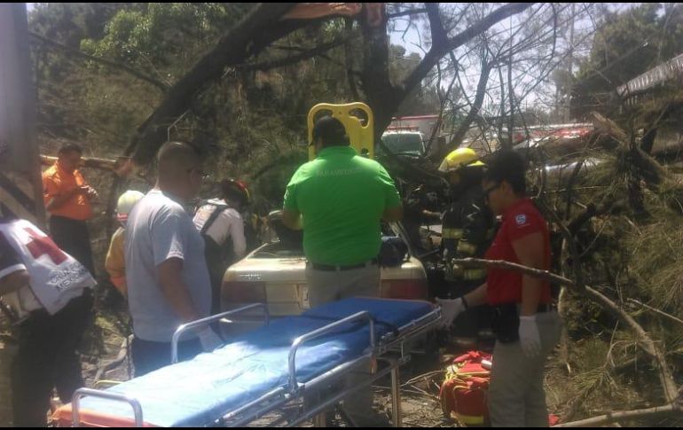 El conductor quedó atrapado dentro del auto. ESPECIAL / Bomberos de Guadalajara