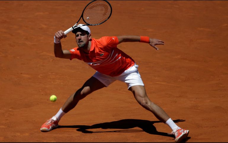 El serbio solo espera a su rival que saldrá del duelo entre Roger Federer y Dominic Thiem. AP