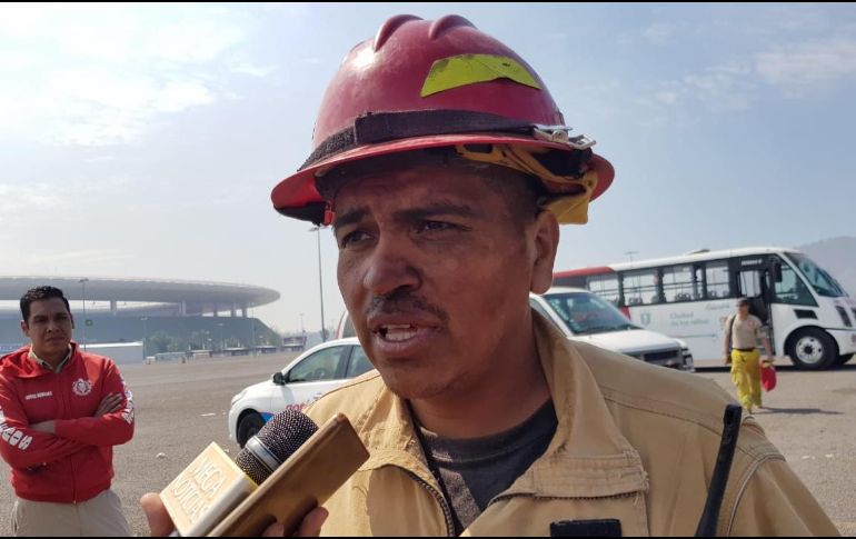 Tras horas de combate al fuego, Servicios Médicos mandó a descansar a Marco Antonio por presentar un cuadro de fatiga. EL INFORMADOR / S. Blanco