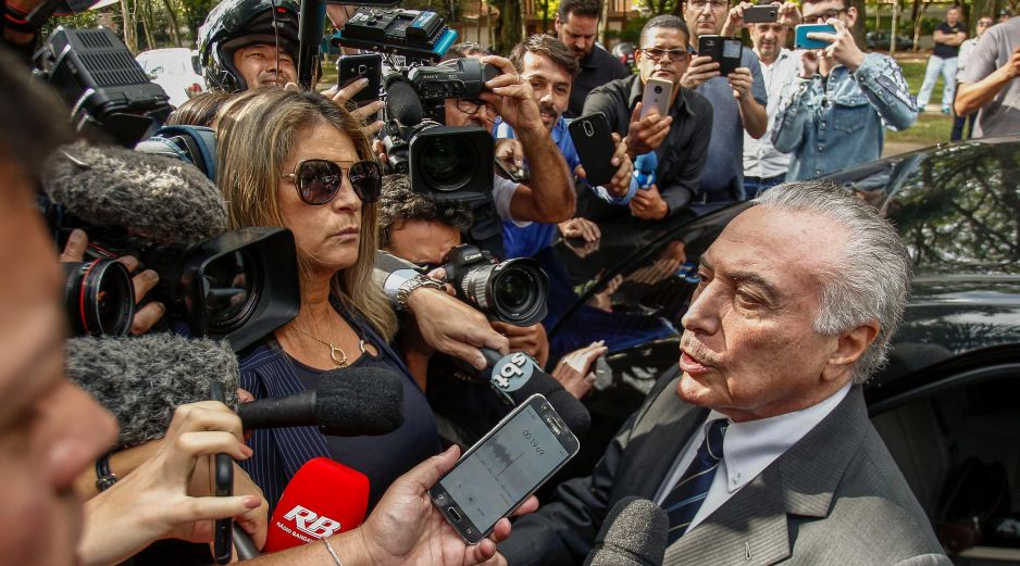 Michel Temer habla con los medios de comunicación luego de ser liberado esta mañana. AFP/M. Schincariol