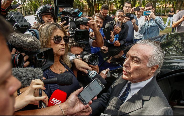 Michel Temer habla con los medios de comunicación luego de ser liberado esta mañana. AFP/M. Schincariol