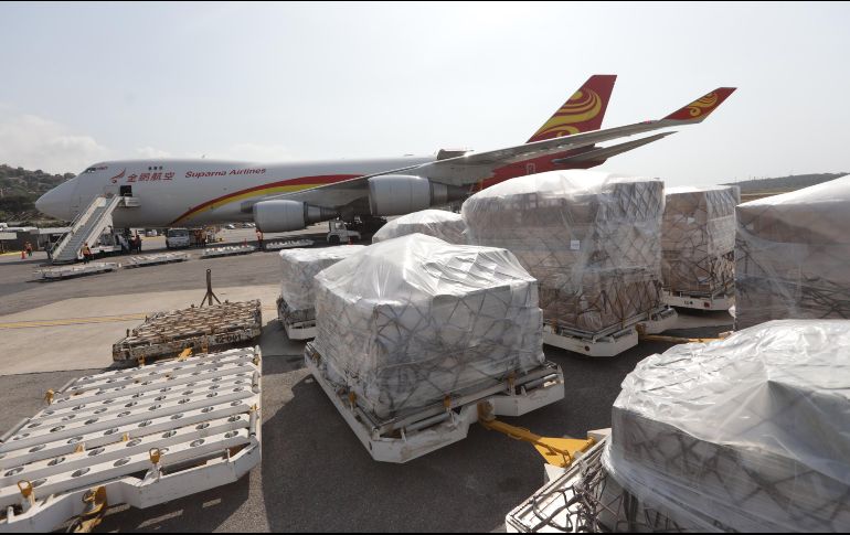 El pasado 29 de marzo la primer aeronave llevó 65 toneladas de asistencia,  el lunes llegó un segundo cargamento de 71 toneladas y este jueves aterriza otro cargamento con material médico. EFE / R. Peña