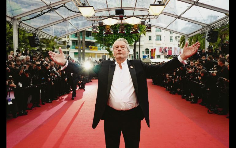 El actor francés, Alain Delon recibió la Palma de Oro Honorífica, como un reconocimiento a su extensa trayectoria en la gran pantalla.. AFP