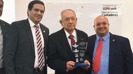 El reconocimiento fue en conmemoración de los 60 años del Colegio de Contadores Públicos de Guadalajara. EL INFORMADOR / A. Gallegos