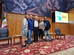 Mónica Lavín, Carlos Franz, el premio Nobel Mario Vargas Llosa, Rosa Beltrán y Alberto Chimal estuvieron presentes en el Paraninfo de la Universidad de Guadalajara. EL INFORMADOR / N. Gutiérrez
