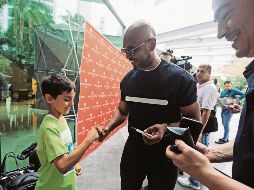 Marcos Senna, durante el Día de Medios, saluda a un pequeño aficionado. EL INFORMADOR / G. Gallo