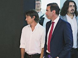 Francisco Gabriel de Anda (der.) tuvo que lidiar con los últimos momentos de la relación entre Matías Almeyda y el Deportivo Guadalajara. IMAGO7
